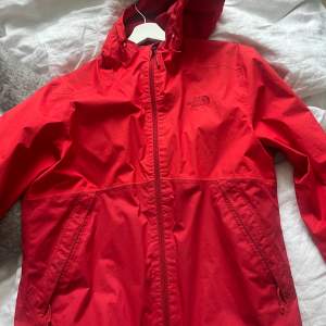 Röd North Face Shell jacket i röd! Köpt 2 år sen, men fortfarande väldigt brs kondition