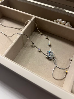 Fint halsband - Jättefint halsband, använd 2-3 ggr🩷 Den är köpt inne i gamla stan på julmarknad men har tyvärr aldrig kommit till användning❤️