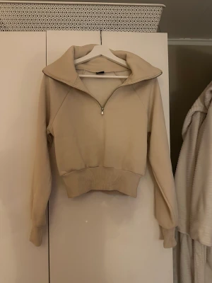 Beige sweatshirt med dragkedja - Beige sweatshirt med dragkedja🍁❤️‍🔥Normal i storlek, aldrig använd!