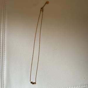 Fint halsband med stjärnor från Edblad. Inga tecken på användning. Original pris ungefär 400 kr, säljer för 300 kr