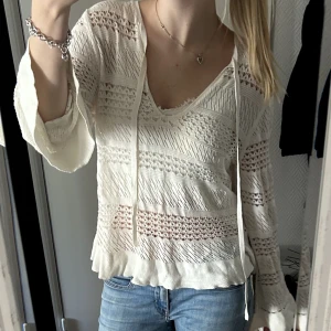 Zara tröja - Säljer denna härliga tröja från zara i ett fint skick! Superhärlig och passar till mycket!