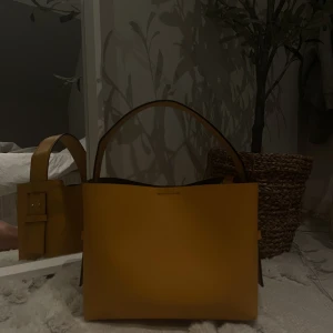 Second Female väska - Säljer denna snygga arket liknande väska från second Female! Nypris 2700kr, säljer för 800 (?!) kr! Den har små skador som visas på bild tre, men inget märkvärdigt.🙌🏼🫶🏼 OBS! Längre band medkommer!