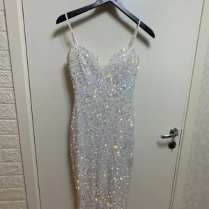 Vit långfestklänning  - En väldigt fint klänning som endast använd en gång.  Gratis levernas inom Göteborg  Priset går att diskuteras 