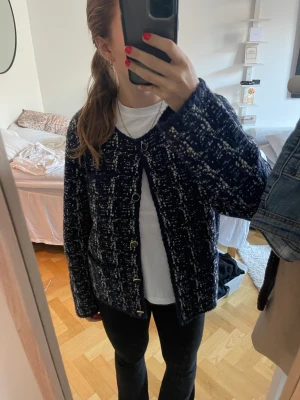 Kofta  - Så himla fin marinblå kofta, verkligen inne nu och tungt matrial. Kan tänka mig sälja vid bra pris!!🫶🏼 nypris—> 1500