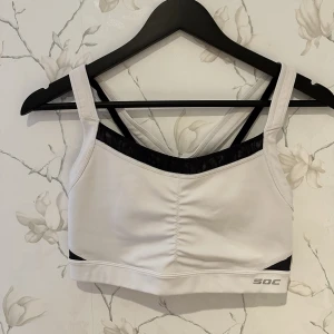 Sport-bh  - Säljer denna high impact sport-bh från SOC, perfekt för den med lite större byst eller om du bara tycker om när den sitter på ordentligt