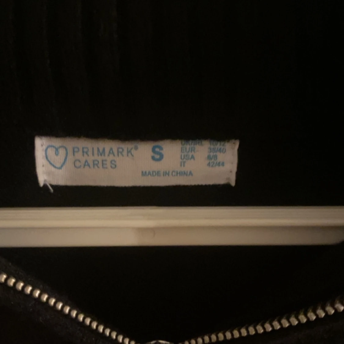 Stickad tröja med dragkedja  - 90