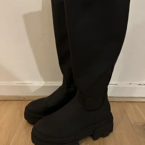Knähöga stövlar  - Knähöga stövlar i bra skick. Använda vid några tillfällen så tecken på användning finns. Bra material som är lätt att tvätta. Storlek 37. Köpta på ASOS 