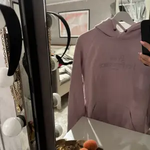 Oanvänd lila hoodie från Peak Performance i storlek M. Nypriset låg på 1100 kr. Skriv vid funderingar eller för fler bilder ❣️