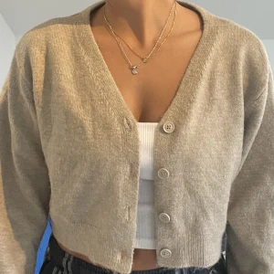 Beige kofta  - Säljer denna fina kofta pågrund av att den inte kommer till användning 🤎🤎