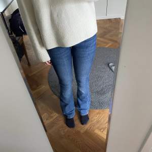 Jättefina lägmidjade bootcut jeans från vero moda, säljer då de inte kommer till användning! Köpta för ca 500 men sparsamt använda och ing defekter😁 storlek 26x32 och passar mig som är 170 och vanligtvis har xs-s💓💓 (använd gärna ’köp nu’)