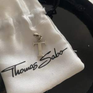 Thomas sabo berlock i bokstaven T❤️ box till kommer tyvärr inte men finns signatur av Thomas sabo på berlockerna❤️ orginalpris: 300kr