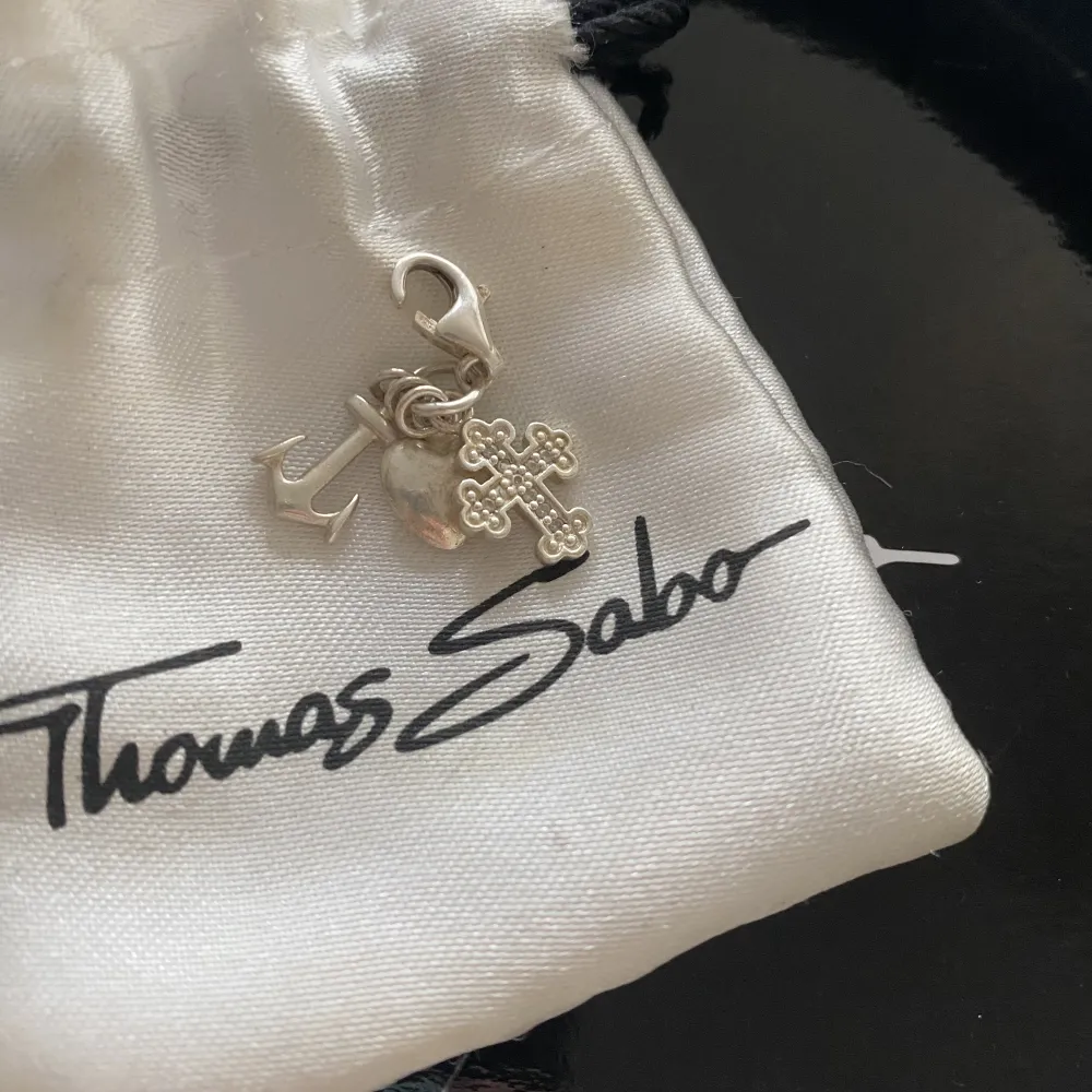 Säljer denna Thomas sabo berlocken ”tro hopp och kärlek” box till kommer tyvärr inte men finns signatur av Thomas sabo på berlockerna❤️ orginalpris: 550kr. Accessoarer.