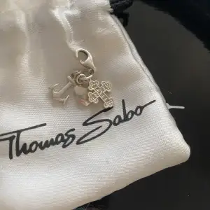 Säljer denna Thomas sabo berlocken ”tro hopp och kärlek” box till kommer tyvärr inte men finns signatur av Thomas sabo på berlockerna❤️ orginalpris: 550kr