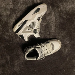 Jordan 4 military black  - Tja Säljer nu mina Jordan 4 military black skor för att jag inte advänder dom längre skicket är 8/10 skulle jag säga. Dom är andvända några gånger. 