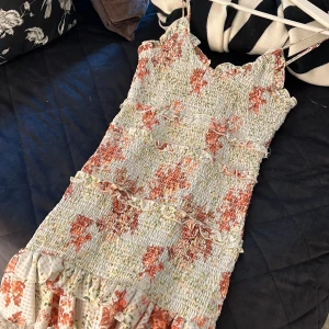 Klänning Zara - Somrig klänning från Zara🌷 Knappt använt alltså nästintill oanvänd! Bara att skriva för fler bilder! Köparen står för frakt!