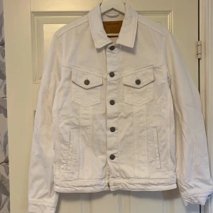 Jeansjacka  - Säljer min helt oanvända jeans jacka från Jack & Jones, som inte har kommit till någon användning. Bra skick, 10/10. Nypris 600kr. 