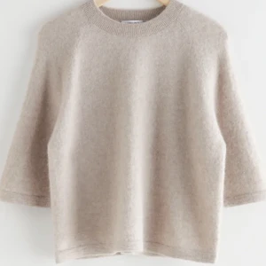 Trekvartsärmad tröja, & Other stories - Säljer denna jätte fina trekvartsärmade tröja från & other stories. Den är endast använd en gång därav i nyskick, aldrig tvättad osv. Storlek Xs men S kan också ha den! Hör av er vid frågor annars går det bra att trycka på köp nu. Skriv gärna innan dock ❤️