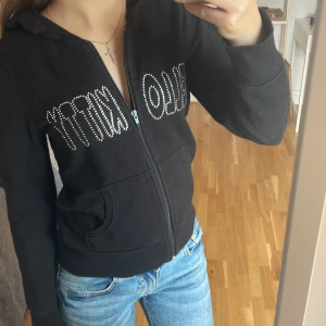 Hello kitty hoodie - Hello kitty zip up hoodie med rhinestones💕 köpt second hand💓 storlek 164 men passsar typ xs. Använd gärna köp nu <3