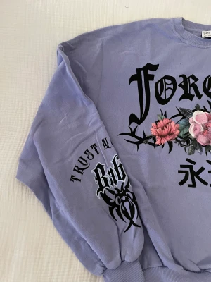 Printed sweater oversized - Pastellila Sweater med tryck. En av mina förra favvisar jag inte använder så mycket längre! 