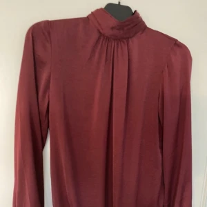 NY Röd blus - Strl S  NY  Aldrig använd 