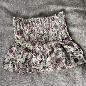 Super fin zara kjol som är populär!🥰 den är i storlek S och i ny skick! Buda gärna i kommentarsfältet 🥰🫶🏻