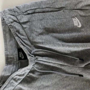Nike mjukisbyxor - Gråa mjukisbyxor från Nike. Storlek xs. Köparen står för frakten💓