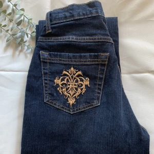 jeans med vackra fickor! - medelhöga jeans men super snyggt broderi där bak! strl 36 men passar nog bättre för någon med ca 34 eller mindre💞