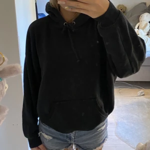 Hoodie  - Svart Hoodie från bikbok. Sällan använd. 