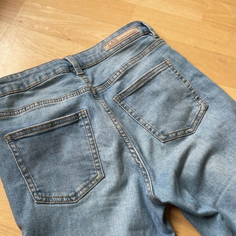 Säljer mina jeans som är för små! Säg till om fler bilder behövs ❤️. Jeans & Byxor.