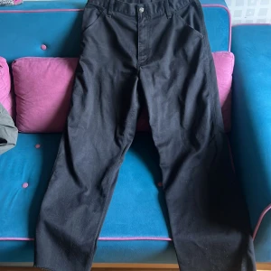 Carhartt byxor  - Fina svarta carhartt byxor dom sitter baggy och är i storlek 32/34 säljer för dom är för stora för mig men dom är i riktigt bra skick