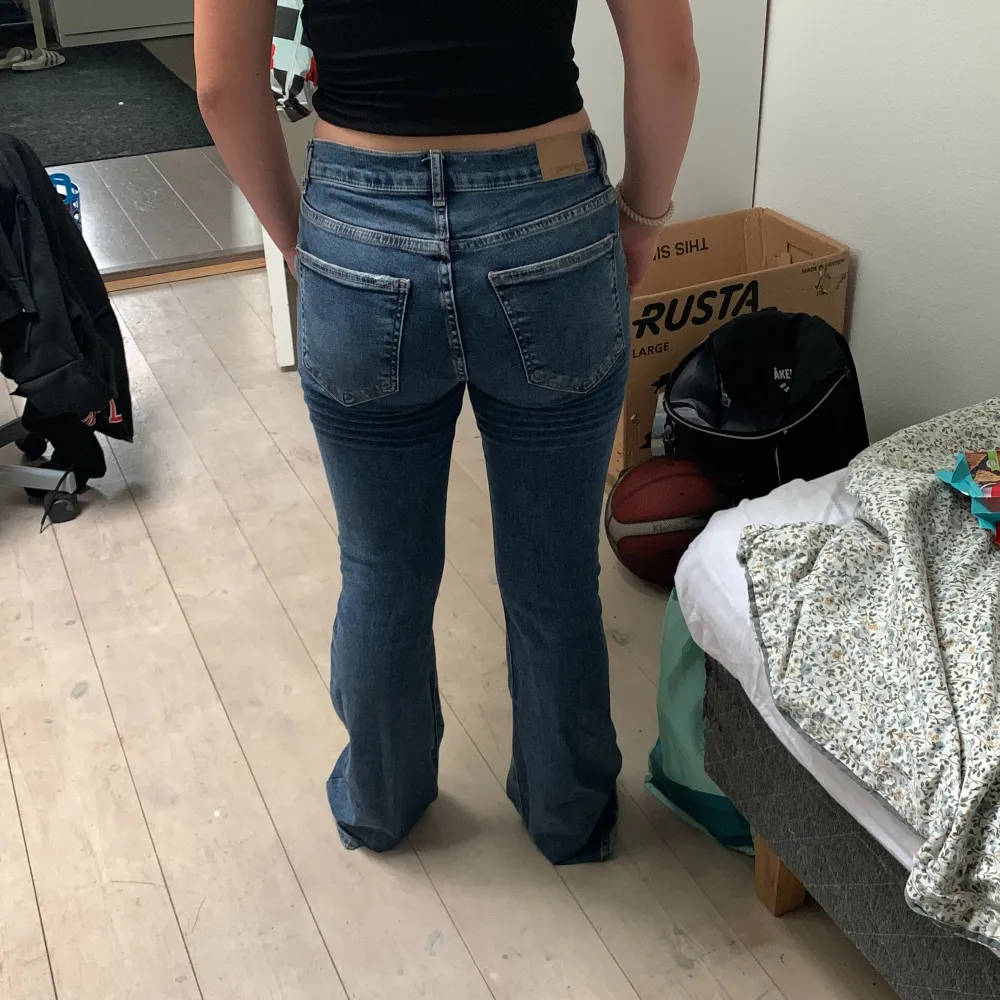 Säljer mina jättefina jeans från Gina tricot. De är lågmidjade jeans, utmärkt skick aldrig använda de har bara legat i garderoben därför säljer jag dem. Inte min stil längre. Modellen är 162 och är för långa på henne men passar utmärkt på mig som är 170.💓. Jeans & Byxor.