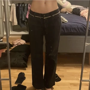 Burberry Jeans - Lågmidjade burberry jeans som tyvärr ej används då de är för stora för mig 🤍 Är 175 som referens  Frakt tillkommer 