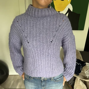 Stickad tröja - Säljer den här så gosiga tröjan i lila. Perfekt nu till hösten!💗Frakt ingår ej