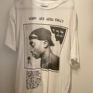 Tupac T-shirt  - Köpt ifrån Bershka, använd 1-2 gånger. Strlk M men är oversize💕