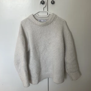 Vit stickad tröja - Säljer denna superfina vita stickade tröja från Zara i storlek S, är i bra skick och kom privat för egna bilder🤍