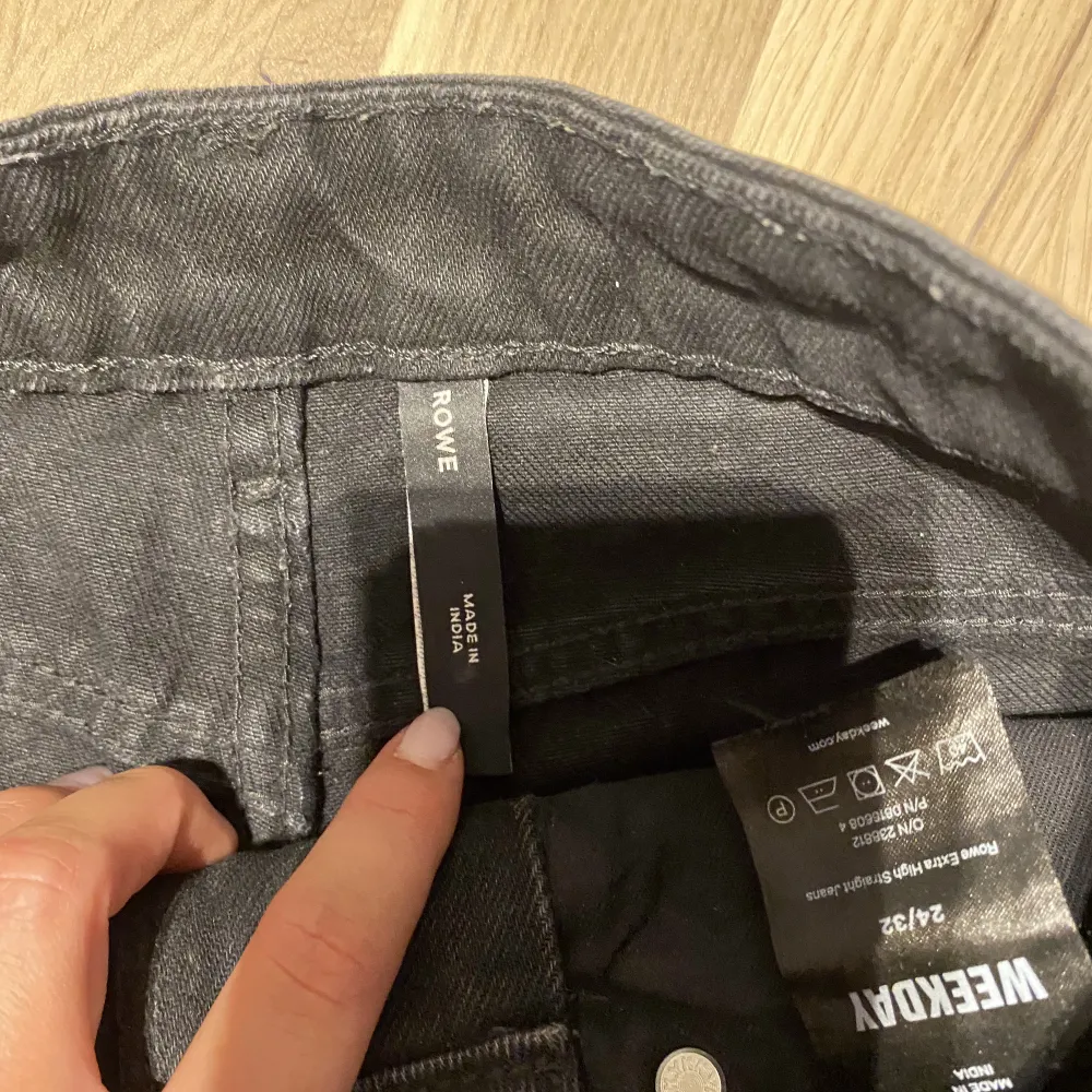 Svarta jeans från Weekday, straight leg. Skulle säga att de passar en xxs/xs i midjan. Benen är långa och är bra längd på mig som är ca 165. Säljer då de är för små i midjan på mig 🥰. Jeans & Byxor.