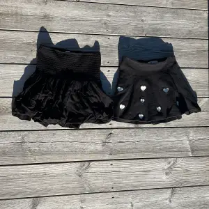 Två svarta klänningar i perfekt skick. En ballongkjolbfrån Lindex i storlek 134/ 140 samt en kjol med hjärtan från HM i storlek 122/ 128 men den är större. 💖Pris för båda kjolarna 80kr. 💕