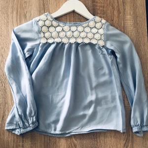  Gullig liten blus -  en blå liten gullig blus ganska tung med fina vita blommor 🌸 storlek 127