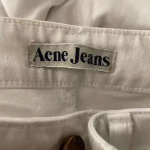 Lågmidjade vita acne jeans, storlek vet jag ej men skulle säga att dom passar xs.
