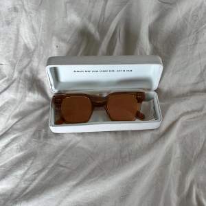 Säljer dessa snygga solglasögon från Chimi i modellen 04 och färgen Peach. Modellen säljs inte längre på hemsidan. 