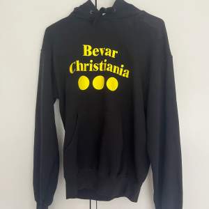 Svart hoodie med trycket ”bevar christiania” inköpt i Christiania/Kph. Lite solblekt på ena axeln men annars i bra skick.
