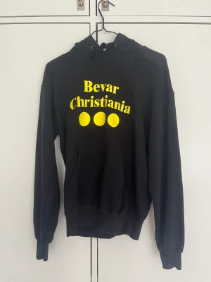 Bevar christiania hoodie - Svart hoodie med trycket ”bevar christiania” inköpt i Christiania/Kph. Lite solblekt på ena axeln men annars i bra skick.
