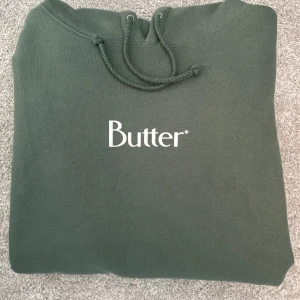 Butter Goods Hoodie - En helt oanvänd Butter Goods hoodie som jag råka beställa hem i fel storlek och som jag sedan glömt att returnera. Den är i storlek M men passar även S och L beroende på hur man vill att den ska sitta. Bra material. Säljer billigt vid snabb affär!