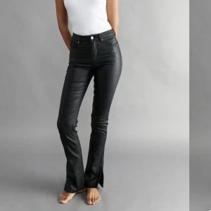 Svarta byxor strl S - Svarta byxor med slit, köpta från Gina tricot. Stl S. Högmidjade. Aldrig använda, prislapp kvar 
