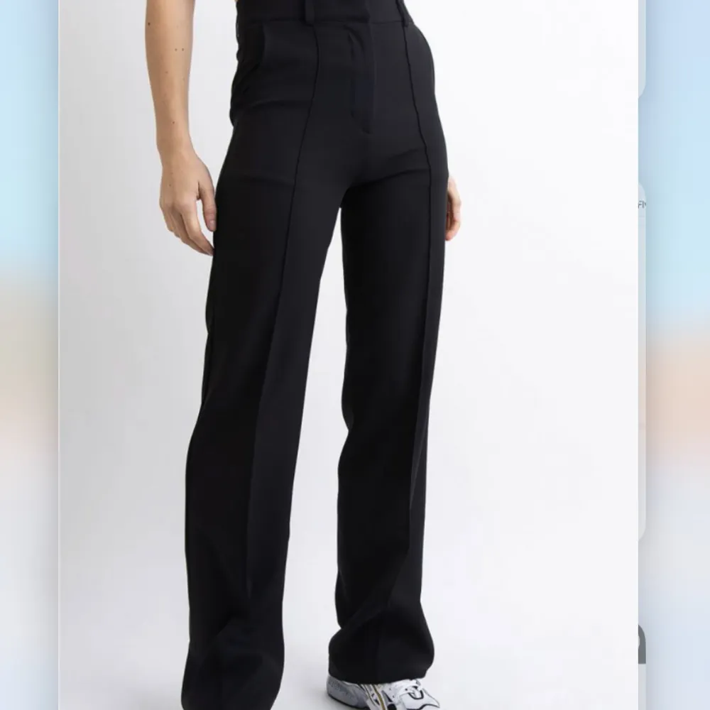 Svart kostymbyxa från madlady, modellen som har lite tjockare tyg. Passar perfekt på mig som är ca 165. Säljer då jag aldrig får användning för dem🥰. Jeans & Byxor.