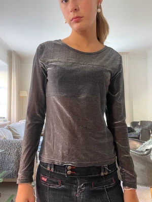 Fest tröja - En super fin fest/middags tröja i svart/silvrig som är lite genomskinlig i storlek XS-S ifrån only (köparen står för frakt) 🥰