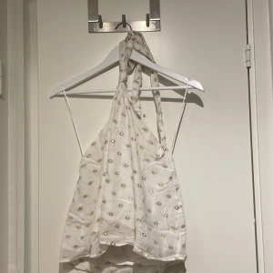 Zara topp - Så fin Zara topp. Knappt använd i bra skick. Skickar gärna fler bilder. Pris kan diskuteras.