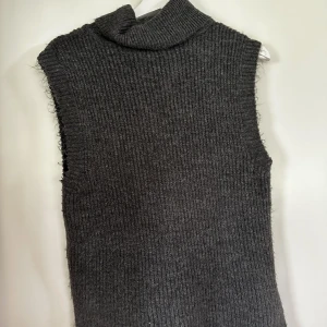 Stickadväst - Stickad väst med polokrage. 