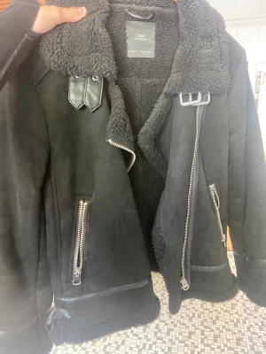 Mockajacka - Fodrad mocka jacka i bra skick, perfekt till höst och vinter
