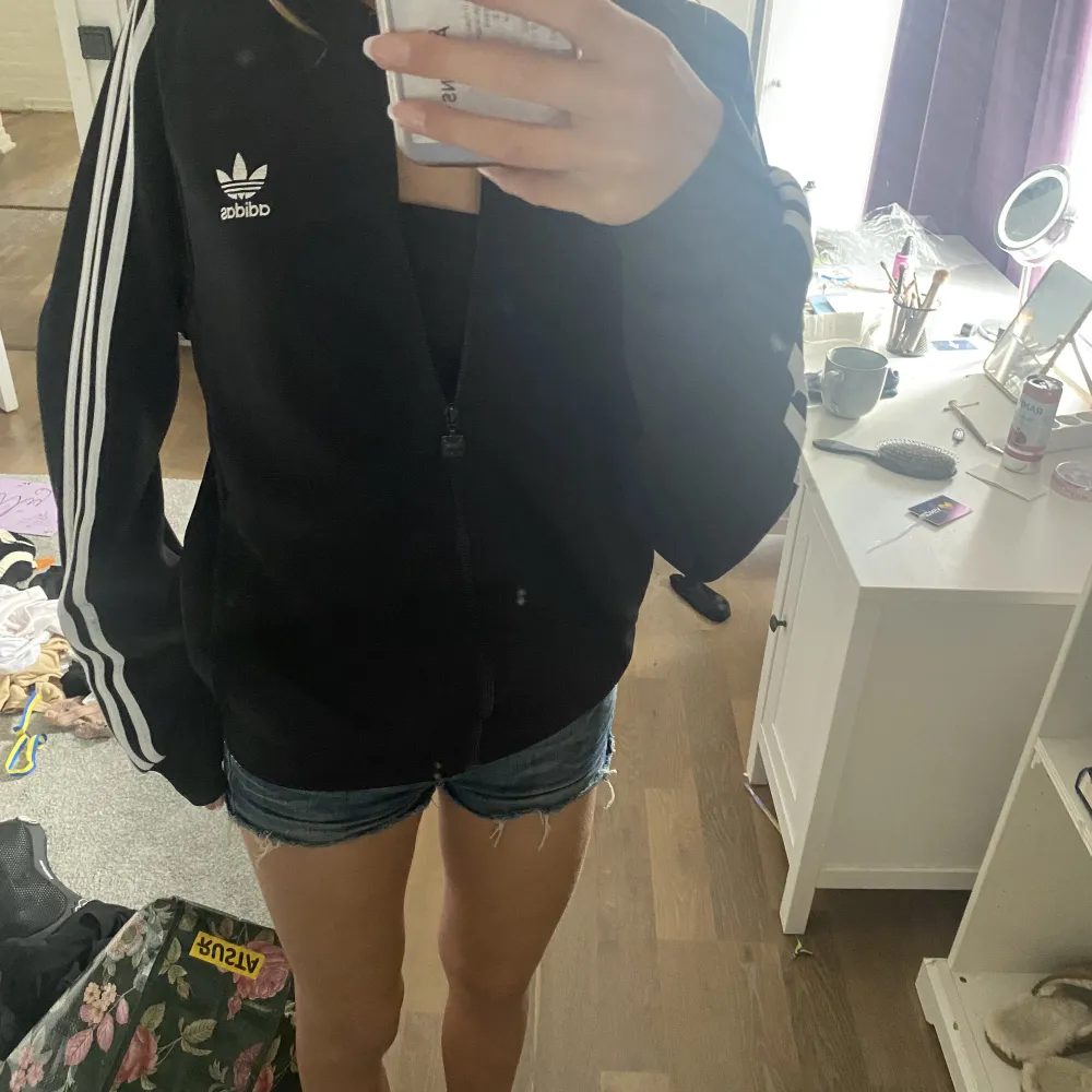 Säljer denna adidas zip hoodie med bra skick pga att den inte kommer till andvändning❤️. Hoodies.